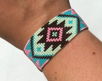 Geweven armband in Miyuki parels turquoise, groen en roze geometrisch patroon