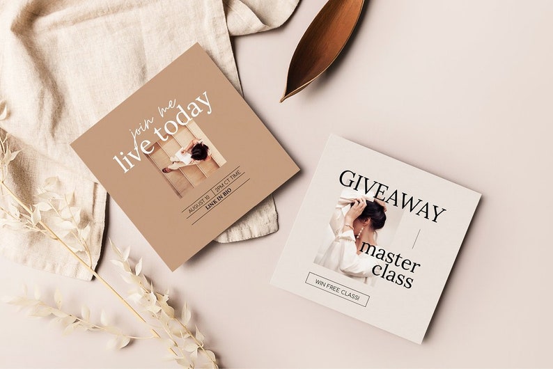 Pu&ograve; includere: Due carte quadrate con sfondo marrone chiaro e bianco. La carta a sinistra ha il testo "join me live today" in bianco. La carta a destra ha il testo "GIVEAWAY master class" in nero. Entrambe le carte hanno una foto di una donna sullo sfondo.