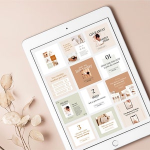 Pu&ograve; includere: Un tablet che mostra una griglia di post sui social media che promuovono una masterclass. I post presentano un conto alla rovescia per la classe, con testo che dice "Manca solo un giorno per iscriversi al corso" e "Diretta oggi". I post includono anche immagini di una donna, un libro e una tazza di caff&egrave;.