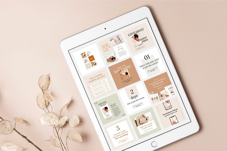 Pu&ograve; includere: Un tablet che mostra una griglia di post sui social media che promuovono una masterclass. I post presentano un conto alla rovescia per la classe, con testo che dice "Manca solo un giorno per iscriversi al corso" e "Diretta oggi". I post includono anche immagini di una donna, un libro e una tazza di caff&egrave;.