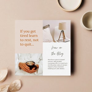 Pu&ograve; includere: Un biglietto bianco con il testo "If you get tired learn to rest, not to quit..." e "New on the Blog" con una citazione sulla vita. Il biglietto &egrave; su uno sfondo marrone chiaro con una tazza di caff&egrave; bianca e una lampada sullo sfondo.