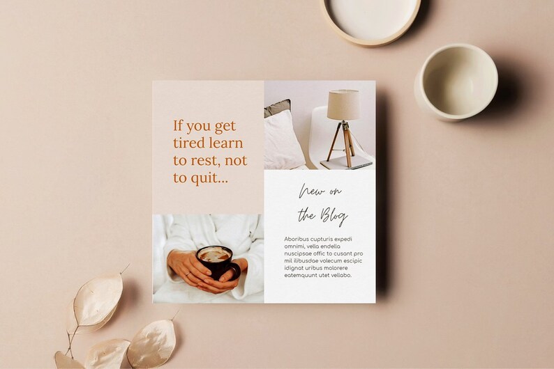 Pu&ograve; includere: Un biglietto bianco con il testo "If you get tired learn to rest, not to quit..." e "New on the Blog" con una citazione sulla vita. Il biglietto &egrave; su uno sfondo marrone chiaro con una tazza di caff&egrave; bianca e una lampada sullo sfondo.