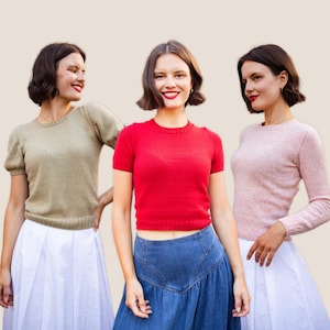 Op de afbeelding: Drie vrouwen in gebreide tops en rokken. De vrouw links draagt een lichtgroene top met korte mouwen en een witte rok. De vrouw in het midden draagt een rode top met korte mouwen en een spijkerbroekrok. De vrouw rechts draagt een roze top met lange mouwen en een witte rok.