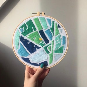 Mapa bordado a mano personalizado de 7" / obra de arte por encargo / decoración de pared / regalo saludable / Navidad / regalo considerado / hecho a mano / ubicación