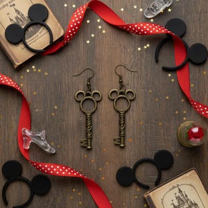 Orecchini a forma di chiave di Topolino – Gioielli vintage ispirati alle fiabe immagine 3