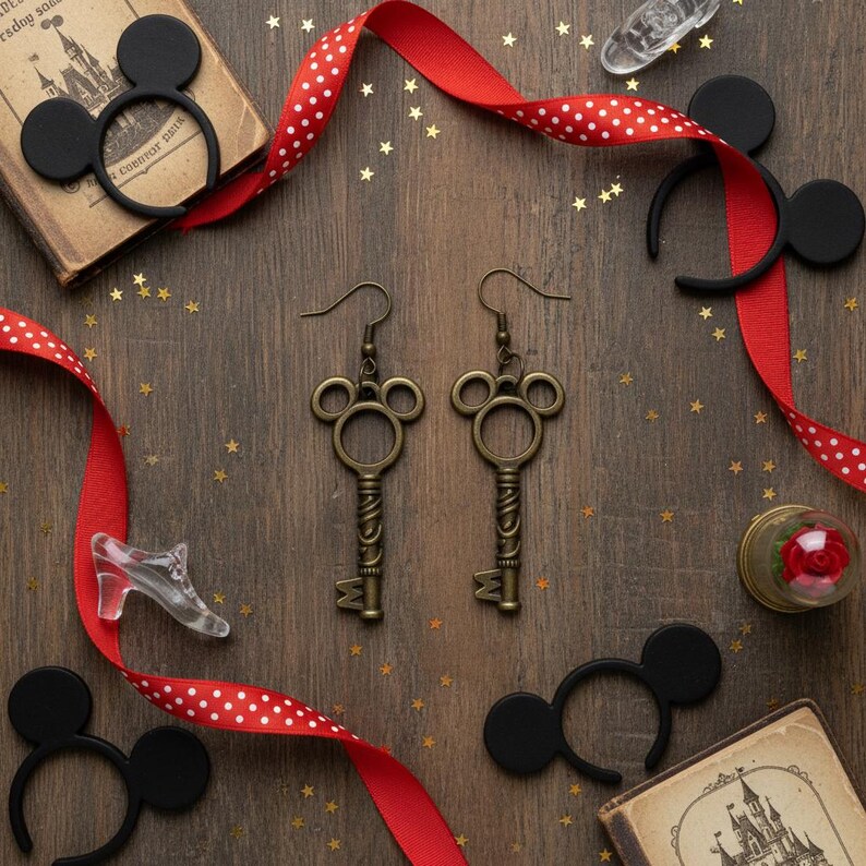 Orecchini a forma di chiave di Topolino – Gioielli vintage ispirati alle fiabe immagine 3
