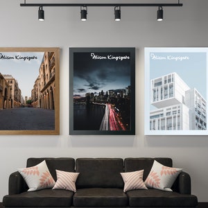 Puede incluir: Tres fotografías enmarcadas de paisajes urbanos. La foto de la izquierda muestra una calle en una ciudad con edificios a ambos lados. La foto del medio muestra un horizonte urbano de noche con una autopista en primer plano. La foto de la derecha muestra un edificio blanco moderno con muchas ventanas.