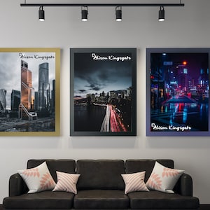 Puede incluir: Tres paisajes urbanos enmarcados con el texto "Alison Kingsgate" en la esquina inferior derecha de cada marco. Los marcos son dorados, negros y azules. Las imágenes son de un horizonte urbano al atardecer, un horizonte urbano de noche con una autopista y una calle de la ciudad de noche con lluvia.