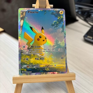 Carte Pokémon Pikachu personnalisée faite à la main avec effet holographique arc-en-ciel