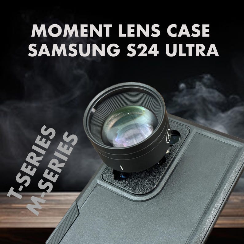Pu&ograve; includere: Custodia per obiettivo Moment nera per Samsung S24 Ultra. L'immagine mostra un primo piano dell'obiettivo collegato alla custodia del telefono. Il testo sull'immagine recita "Moment Lens Case Samsung S24 Ultra" e "T-Series M-Series".