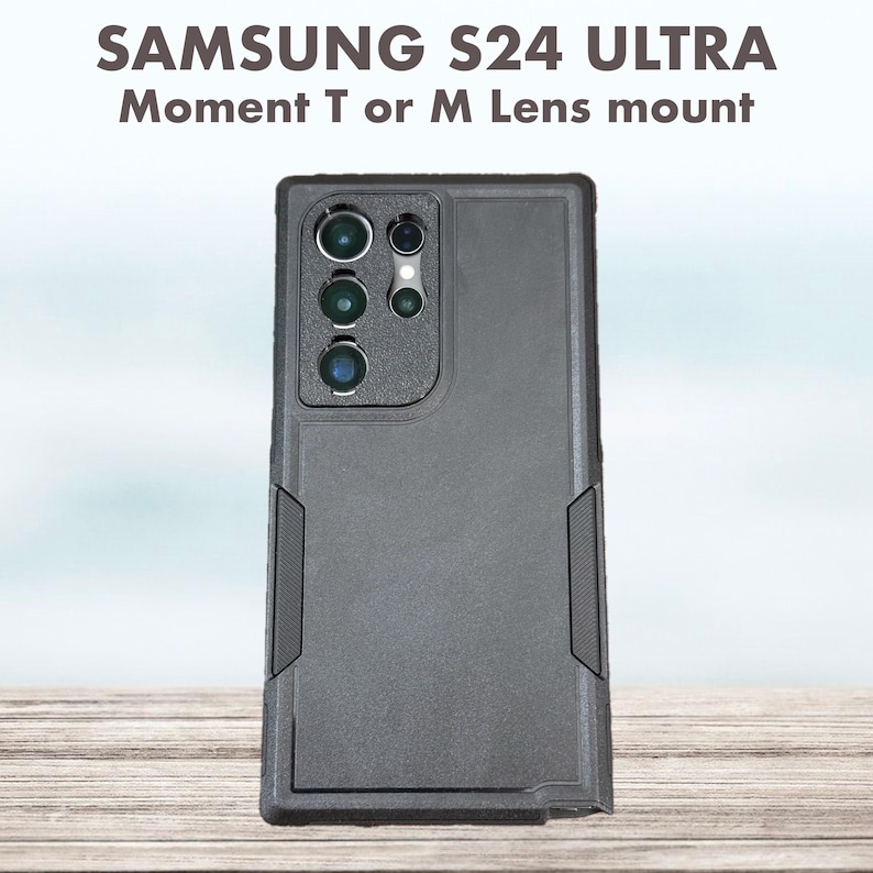 Pu&ograve; includere: Una custodia nera per telefono Samsung S24 Ultra con supporto per obiettivo Moment T o M. La custodia ha un retro strutturato e un telaio rinforzato. La parte superiore presenta ritagli per gli obiettivi della fotocamera del telefono.