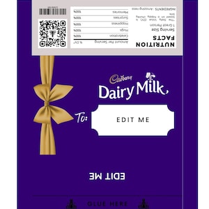 Puede incluir: Papel de envolver de chocolate Cadbury Dairy Milk morado con una cinta dorada y una etiqueta blanca en blanco que dice "Para: EDITARME". El papel tiene una etiqueta de información nutricional y un código QR. La parte inferior del papel tiene una solapa de pegamento y un código QR que dice "Mira cómo construirme".