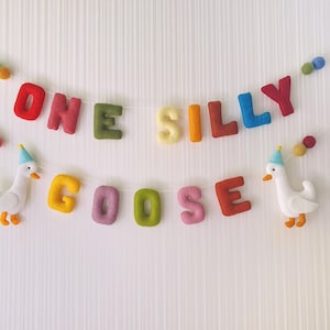 Guirlanda de feltro "ONE SILLY GOOSE", faixa de aniversário de ganso, decoração de aniversário de ganso bobo, festa de 1º aniversário, decoração de parede para quarto de bebê, guirlanda de feltro com nome