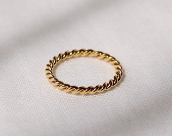 18k Gold Twist Ring, zierlicher Stapelring, verdrehter Goldring, dünner stapelbarer Ring, Goldringe für Frauen, zarter Ring, Geschenk für sie