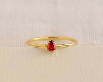 Rode granaat peer geslepen ring, delicate druppel gouden ring, kleine peervormige Solitaire ring, stapelen enkele steen belofte ring, cadeau voor haar