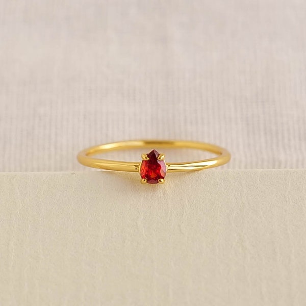 Bague taille poire grenat rouge, bague en or gouttes délicates, petite bague solitaire en forme de poire, bague de promesse empilable avec une pierre, cadeau pour elle