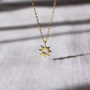 Tiny Sun Necklace, 18k Gold Plated Sun Necklace, Dainty Sunshine Necklace, Gold Sun Necklace, Wedding Necklace, Gift For Her zdjęcie 5