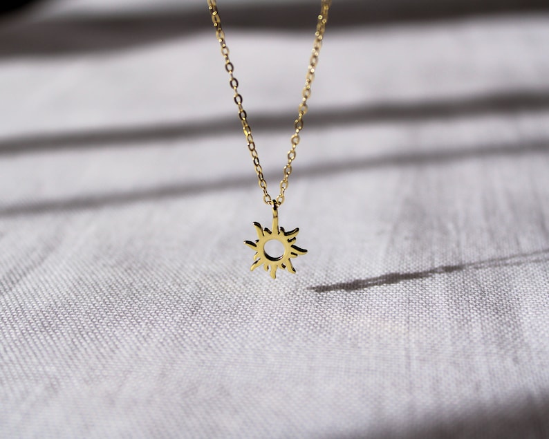 Tiny Sun Necklace, 18k Gold Plated Sun Necklace, Dainty Sunshine Necklace, Gold Sun Necklace, Wedding Necklace, Gift For Her zdjęcie 5