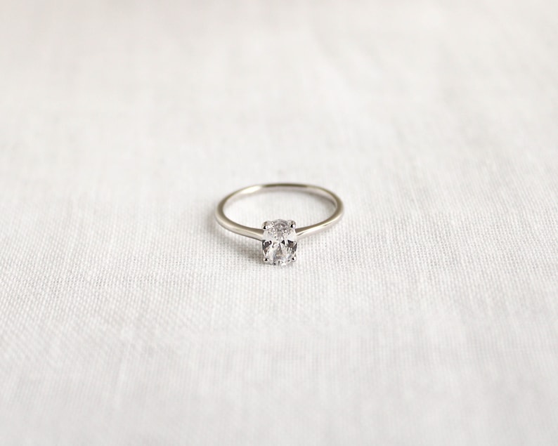 Anillo solitario de corte ovalado de plata, anillo de compromiso ovalado, anillo de promesa de plata, anillo de propuesta delicada, anillo de diamantes CZ ovalado, regalo para mujeres STERLING SILVER