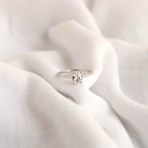 Anillo solitario de corte ovalado de plata, anillo de compromiso ovalado, anillo de promesa de plata, anillo de propuesta delicada, anillo de diamantes CZ ovalado, regalo para mujeres imagen 7