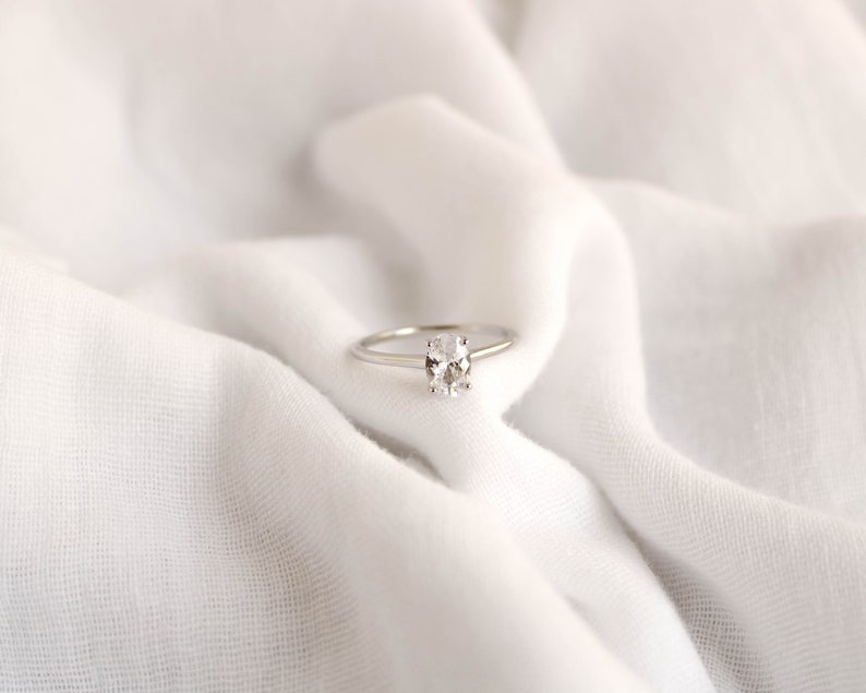 Anillo solitario de corte ovalado de plata, anillo de compromiso ovalado, anillo de promesa de plata, anillo de propuesta delicada, anillo de diamantes CZ ovalado, regalo para mujeres imagen 7