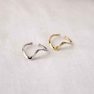 18k Gold Wave Ring, Gouden Ring, Sierlijke Golven Ring, Minimalistische Ring, Vergulde Ring, Dunne Golf Ring, Cadeau voor vrouwen afbeelding 7