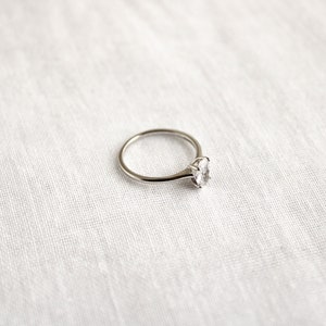 Anello solitario a taglio ovale in argento, anello di fidanzamento ovale, anello di promessa in argento, anello di proposta delicato, anello di diamanti CZ ovale, regalo per le donne immagine 4