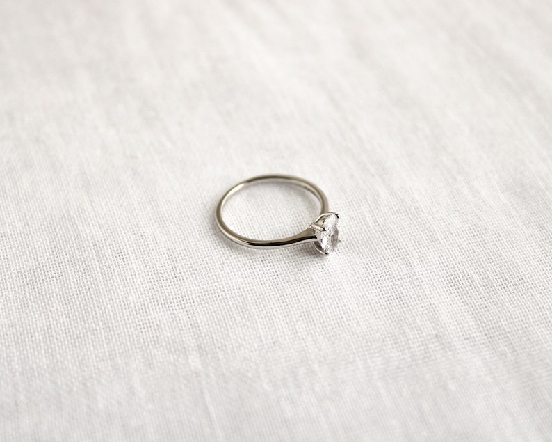 Anillo solitario de corte ovalado de plata, anillo de compromiso ovalado, anillo de promesa de plata, anillo de propuesta delicada, anillo de diamantes CZ ovalado, regalo para mujeres imagen 4