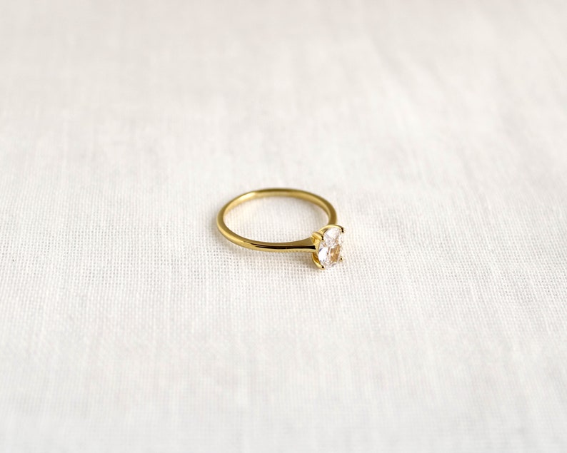Ovaal geslepen Solitaire Ring, 18k vergulde ovale verlovingsring, belofte ring, sierlijke voorstel ring, ovale diamanten ring, cadeau voor vrouwen afbeelding 4