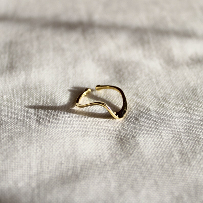 18k Gold Wave Ring, Gouden Ring, Sierlijke Golven Ring, Minimalistische Ring, Vergulde Ring, Dunne Golf Ring, Cadeau voor vrouwen afbeelding 4