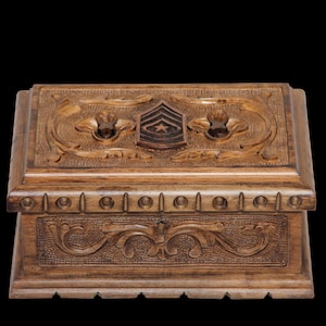 Ręcznie rzeźbione pudełko na prezent z okazji stopnia wojskowego z 8-stopniowym szyfrem i zamykanym schowkiem na medale