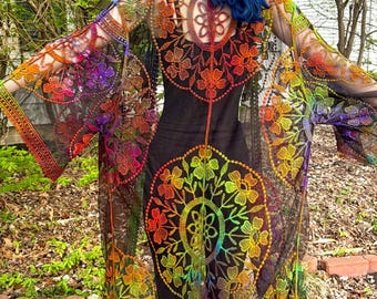 Tie-dye kimonobadjas met regenboogkant: boho-festivalstofdoek, strandkleed