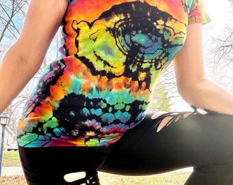 Tie-dye-T-shirt regenbooggeode: custom uniseks T-shirt (xs-maat)