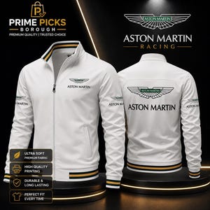 Può includere: Una giacca bianca con zip che presenta il logo e la scritta Aston Martin sul petto, sulla schiena e sulle maniche. La giacca include un colletto rialzato e polsini e orlo a coste con strisce nere e dorate. Viste anteriore e posteriore.