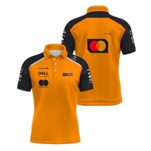 Könnte beinhalten: Ein orange-schwarzes Kurzarm-Poloshirt mit einem Kragen und drei Knöpfen. Die Vorderseite zeigt Logos von Android, Dell Technologies, Mastercard und OKX. Auf der Rückseite befinden sich das Wort TEAM und ein rot-gelbes Mastercard-Logo.
