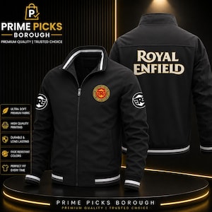 Könnte beinhalten: Eine schwarze Jacke mit Reißverschluss, die das Royal Enfield-Logo auf der linken Brust und auf dem Rücken sowie kreisförmige Royal Enfield-Embleme an beiden Ärmeln aufweist. Die Jacke hat einen hohen Kragen, lange Ärmel mit gestreiften Bündchen.