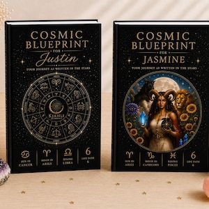 Può includere: Due libri con copertina rigida nera intitolati Cosmic Blueprint for Justin e Jasmine. Il primo presenta una ruota zodiacale dorata e dati astrologici. Il secondo mostra un'illustrazione circolare di una figura con le corna.