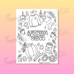 Pode incluir: Uma p&aacute;gina para colorir em preto e branco com um tema de outono. Apresenta uma ab&oacute;bora, uma x&iacute;cara de caf&eacute;, um cachecol, um su&eacute;ter, uma ma&ccedil;&atilde;, milho doce, bolotas, folhas e um gato. O texto "Autumn Vibes" est&aacute; escrito em uma fonte estilizada.