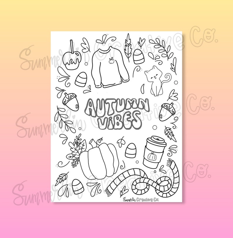 Pode incluir: Uma p&aacute;gina para colorir em preto e branco com um tema de outono. Apresenta uma ab&oacute;bora, uma x&iacute;cara de caf&eacute;, um cachecol, um su&eacute;ter, uma ma&ccedil;&atilde;, milho doce, bolotas, folhas e um gato. O texto "Autumn Vibes" est&aacute; escrito em uma fonte estilizada.