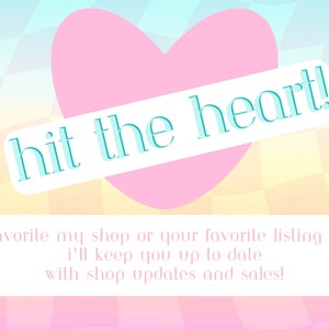 Pu&ograve; includere: Un cuore rosa con il testo "hit the heart!" su uno striscione bianco su uno sfondo a scacchi. Il testo sotto il cuore dice "favorite my shop or your favorite listing & i'll keep you up-to-date with shop updates and sales!"