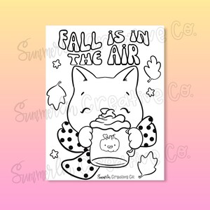 Pode incluir: P&aacute;gina para colorir em preto e branco com um gato de desenho animado fofo segurando um latte de especiarias de ab&oacute;bora com o texto "O outono est&aacute; no ar".