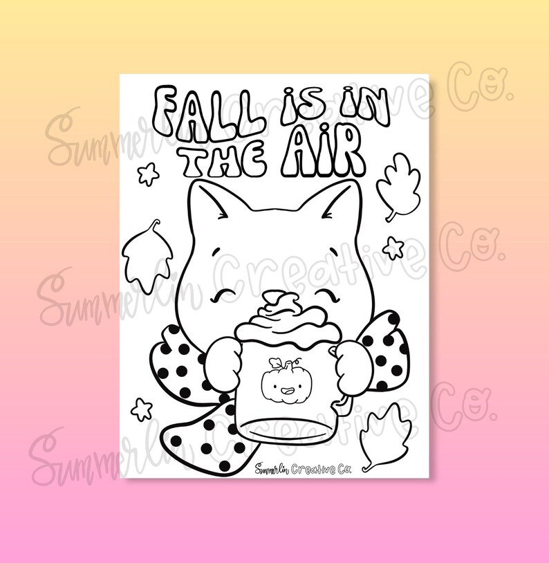 Pode incluir: P&aacute;gina para colorir em preto e branco com um gato de desenho animado fofo segurando um latte de especiarias de ab&oacute;bora com o texto "O outono est&aacute; no ar".