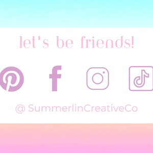 Pu&ograve; includere: Una carta bianca con testo rosa che dice "let's be friends!" e icone di social media rosa per Pinterest, Facebook, Instagram e TikTok. Il testo sotto le icone dice "@SummerlinCreativeCo".
