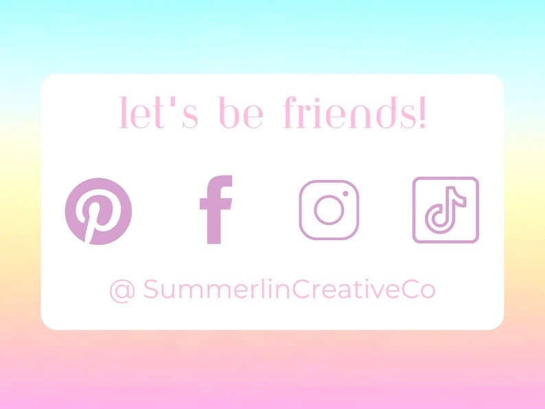 Pu&ograve; includere: Una carta bianca con testo rosa che dice "let's be friends!" e icone di social media rosa per Pinterest, Facebook, Instagram e TikTok. Il testo sotto le icone dice "@SummerlinCreativeCo".