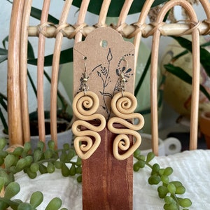 Squiggle Dangle 1 / pendientes de arcilla polimérica hechos a mano / pendientes colgantes boho / arcilla polimérica y latón sin níquel