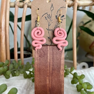Squiggle Dangle 4 / pendientes de arcilla polimérica hechos a mano / pendientes colgantes boho / arcilla polimérica y latón sin níquel