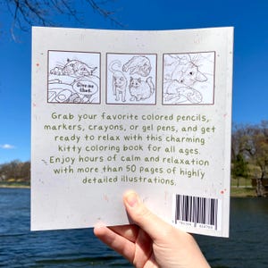 Puede incluir: La contraportada de un libro para colorear con tres ilustraciones en blanco y negro de gatos. El texto de la portada dice "Toma tus l&aacute;pices de colores, marcadores, crayones o bol&iacute;grafos de gel favoritos y prep&aacute;rate para relajarte con este encantador libro para colorear de gatitos para todas las edades. Disfruta de horas de calma y relajaci&oacute;n con m&aacute;s de 50 p&aacute;ginas de ilustraciones altamente detalladas."