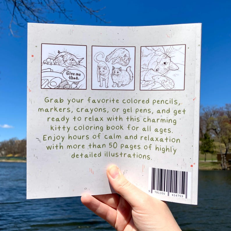 Puede incluir: La contraportada de un libro para colorear con tres ilustraciones en blanco y negro de gatos. El texto de la portada dice "Toma tus l&aacute;pices de colores, marcadores, crayones o bol&iacute;grafos de gel favoritos y prep&aacute;rate para relajarte con este encantador libro para colorear de gatitos para todas las edades. Disfruta de horas de calma y relajaci&oacute;n con m&aacute;s de 50 p&aacute;ginas de ilustraciones altamente detalladas."