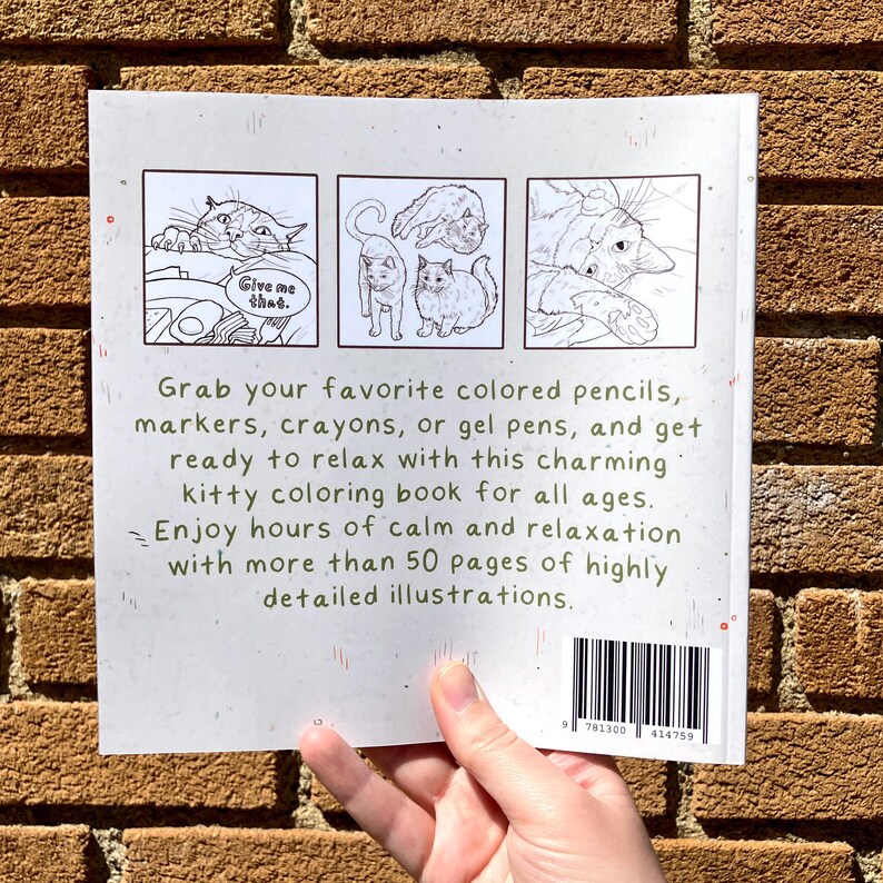 Puede incluir: La contraportada de un libro para colorear con tres ilustraciones en blanco y negro de gatos. El texto de la portada dice "Toma tus l&aacute;pices de colores, marcadores, crayones o bol&iacute;grafos de gel favoritos y prep&aacute;rate para relajarte con este encantador libro para colorear de gatitos para todas las edades. Disfruta de horas de calma y relajaci&oacute;n con m&aacute;s de 50 p&aacute;ginas de ilustraciones altamente detalladas."