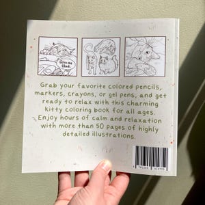 Puede incluir: La contraportada de un libro para colorear con tres ilustraciones en blanco y negro de gatos. El texto en la contraportada dice: "Toma tus l&aacute;pices de colores, marcadores, crayones o bol&iacute;grafos de gel favoritos y prep&aacute;rate para relajarte con este encantador libro para colorear de gatitos para todas las edades. Disfruta de horas de calma y relajaci&oacute;n con m&aacute;s de 50 p&aacute;ginas de ilustraciones altamente detalladas."